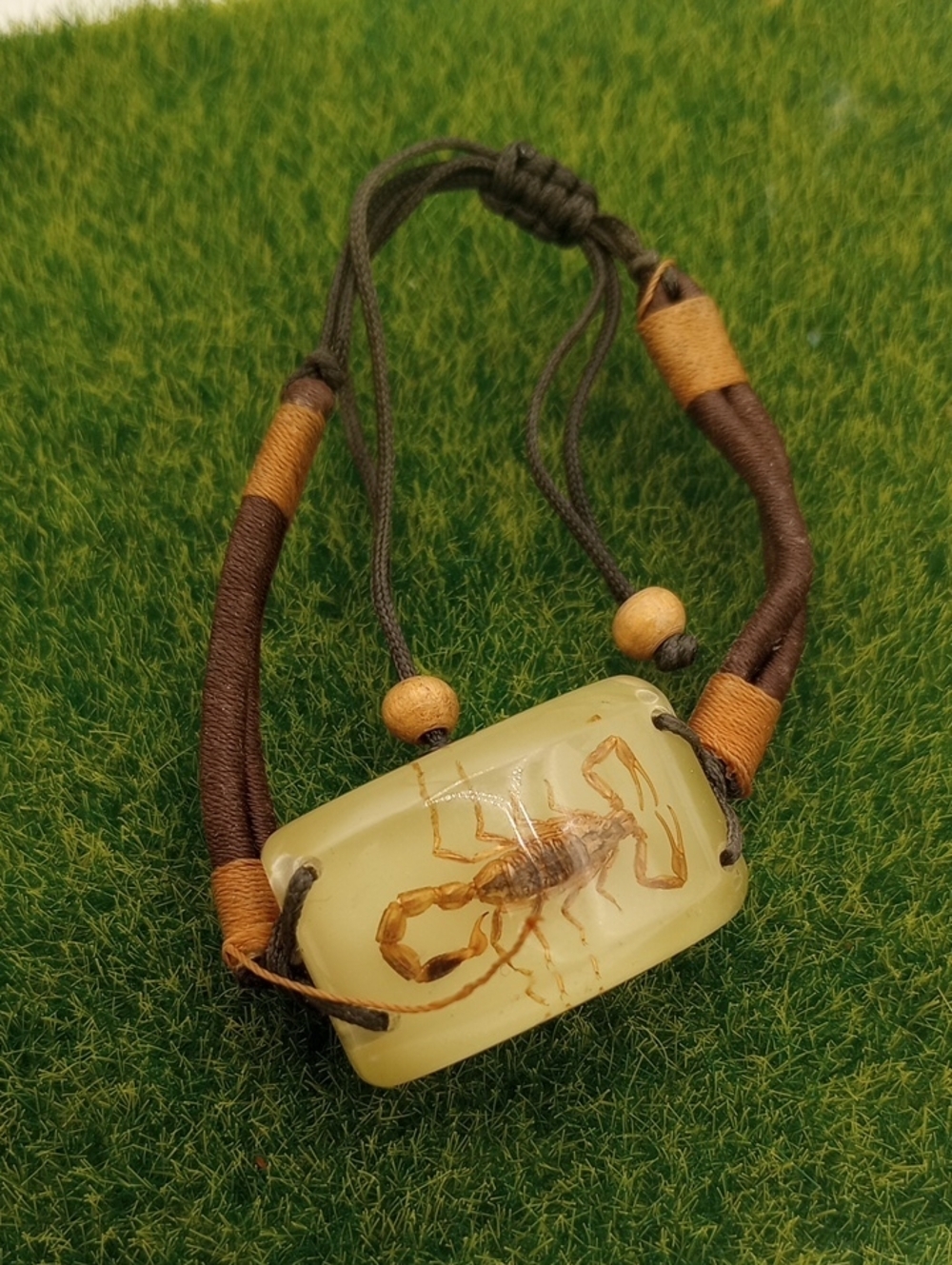 Scorpion Specimen Resin Pendant Bracelet - Brown and Cream B1009